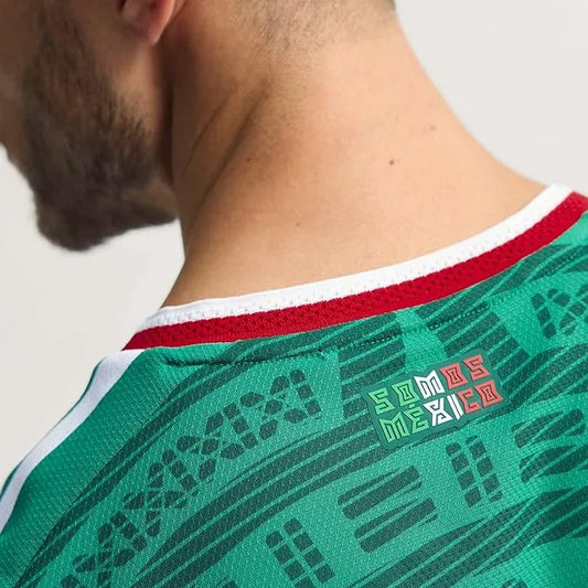 Jersey Oficial de la Selección Mexicana Mundial 2026 Nexiora | Camiseta Local Authentic Home Jersey | 100% Poliéster Transpirable | Cuello Crew Manga Corta | Modelo JL8540 para Adulto